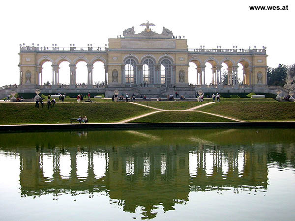 Schoenbrunn gloriette.jpg